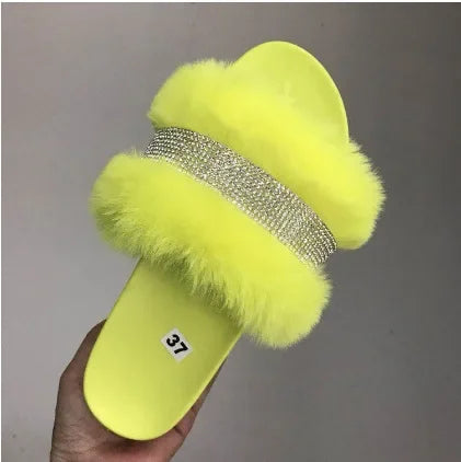 Chinelo Peludo com Strass Brilhante