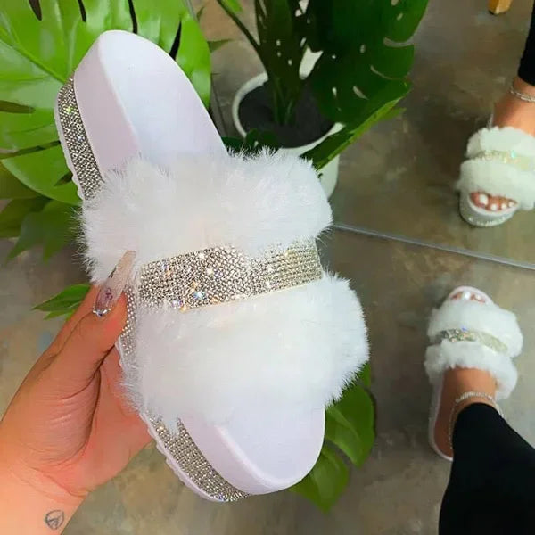 Chinelo Peludo com Strass Brilhante