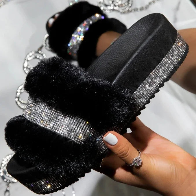 Chinelo Peludo com Strass Brilhante