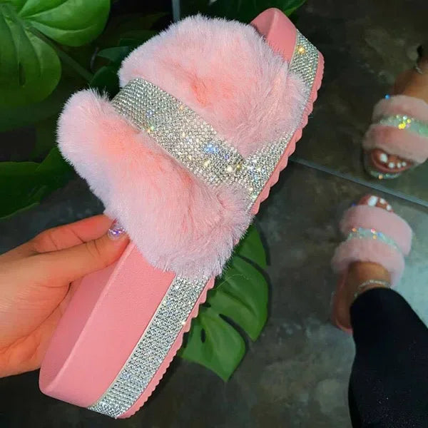 Chinelo Peludo com Strass Brilhante
