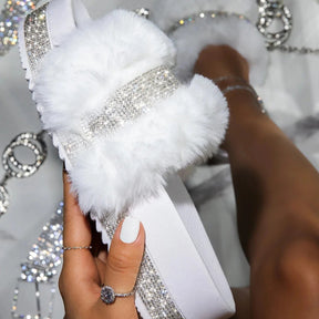 Chinelo Peludo com Strass Brilhante