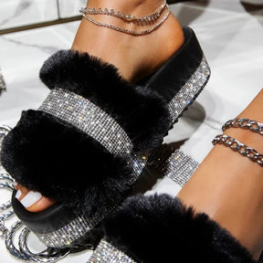Chinelo Peludo com Strass Brilhante